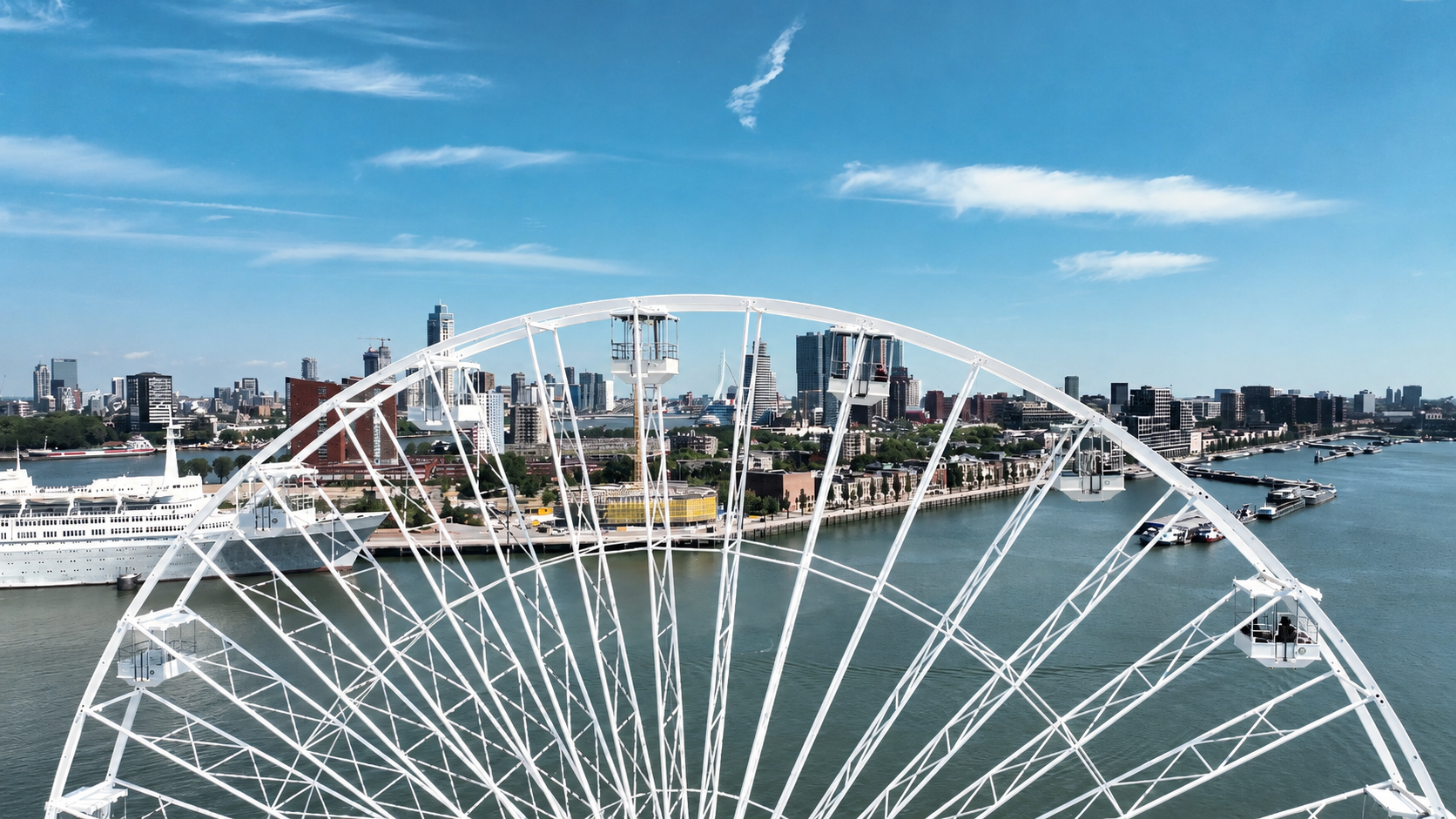 De Beelen Eye met de skyline van Rotterdam en de Maas