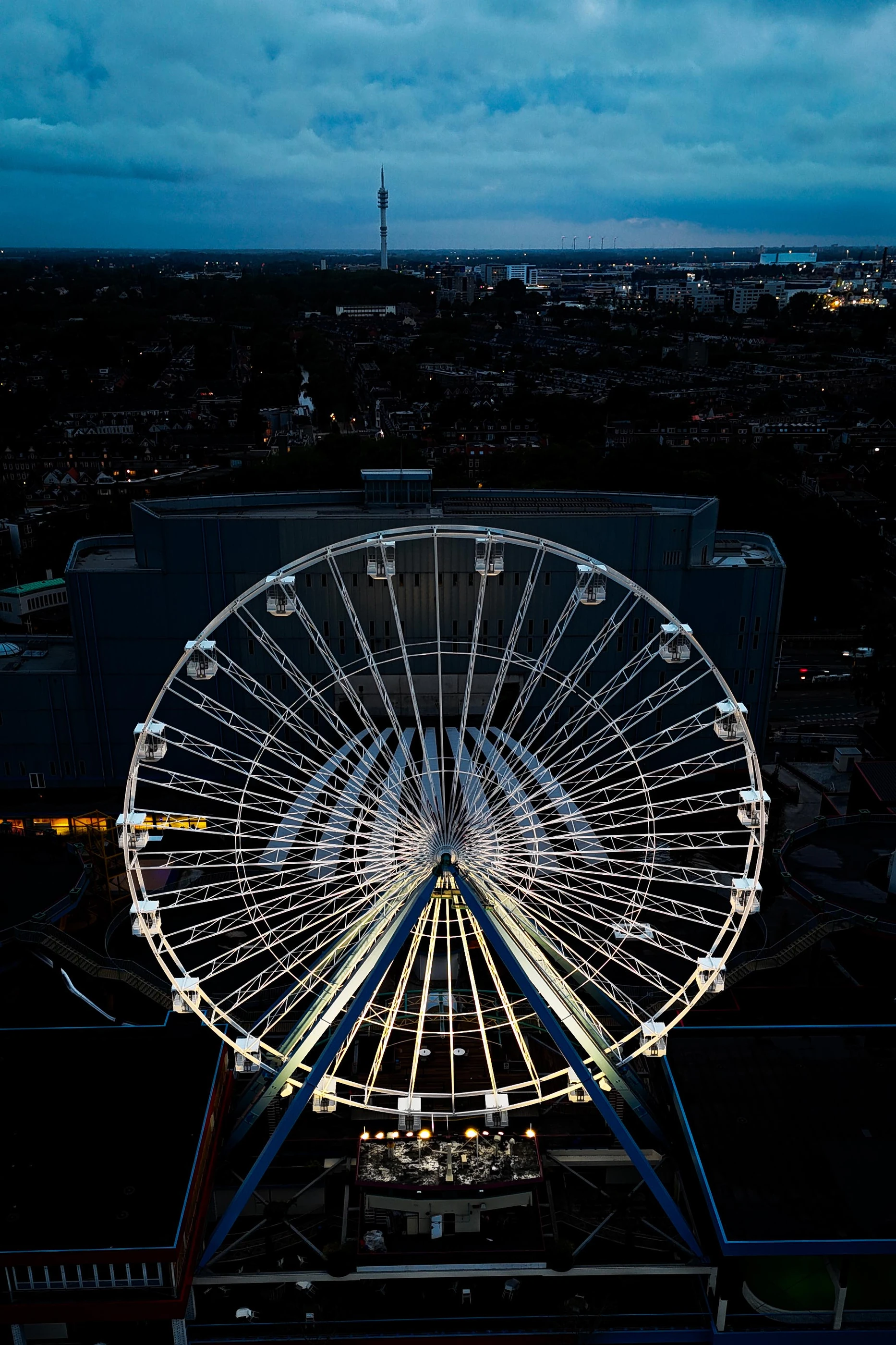 De verlichte Beelen Eye op ZUIDYARD in de avond