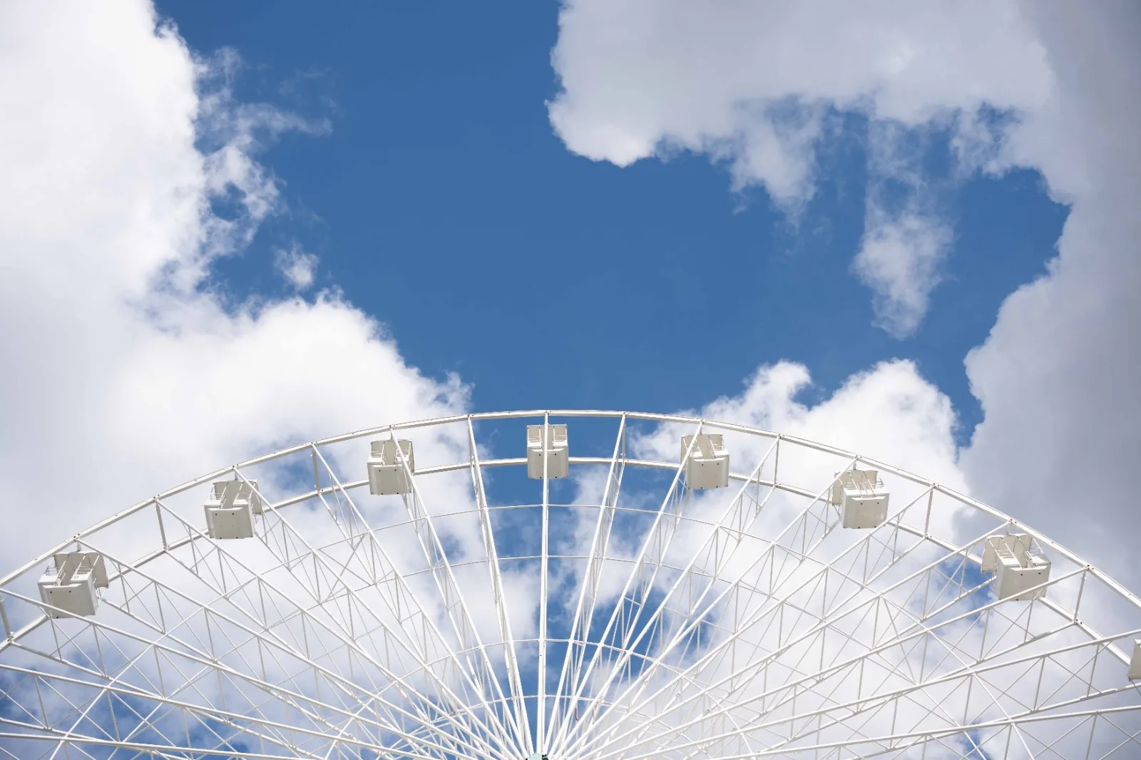 De witte Beelen Eye van onderen gezien, tegen een blauwe lucht met wolken