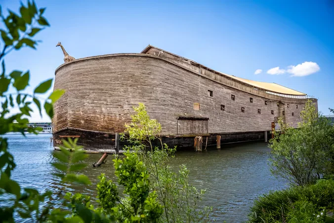 Een houten verhalenschip van 70 meter aan de Maas.